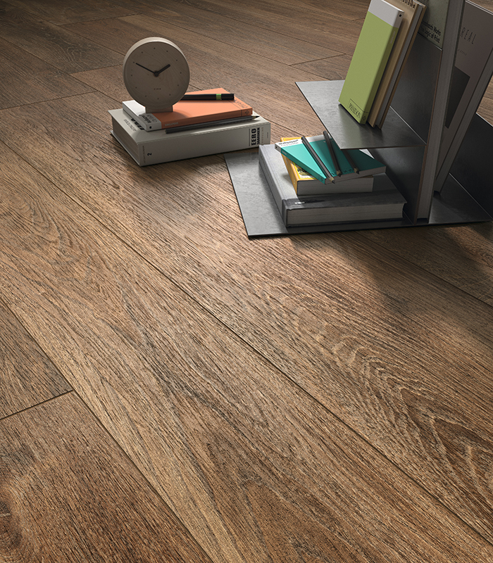 Vista ravvicinata di pavimento in gres porcellanato effetto legno, con scorcio di mobile portalibri dal design minimalista